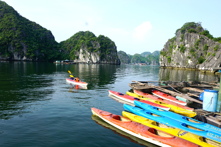 Chèo thuyền trên Vịnh Lan Hạ